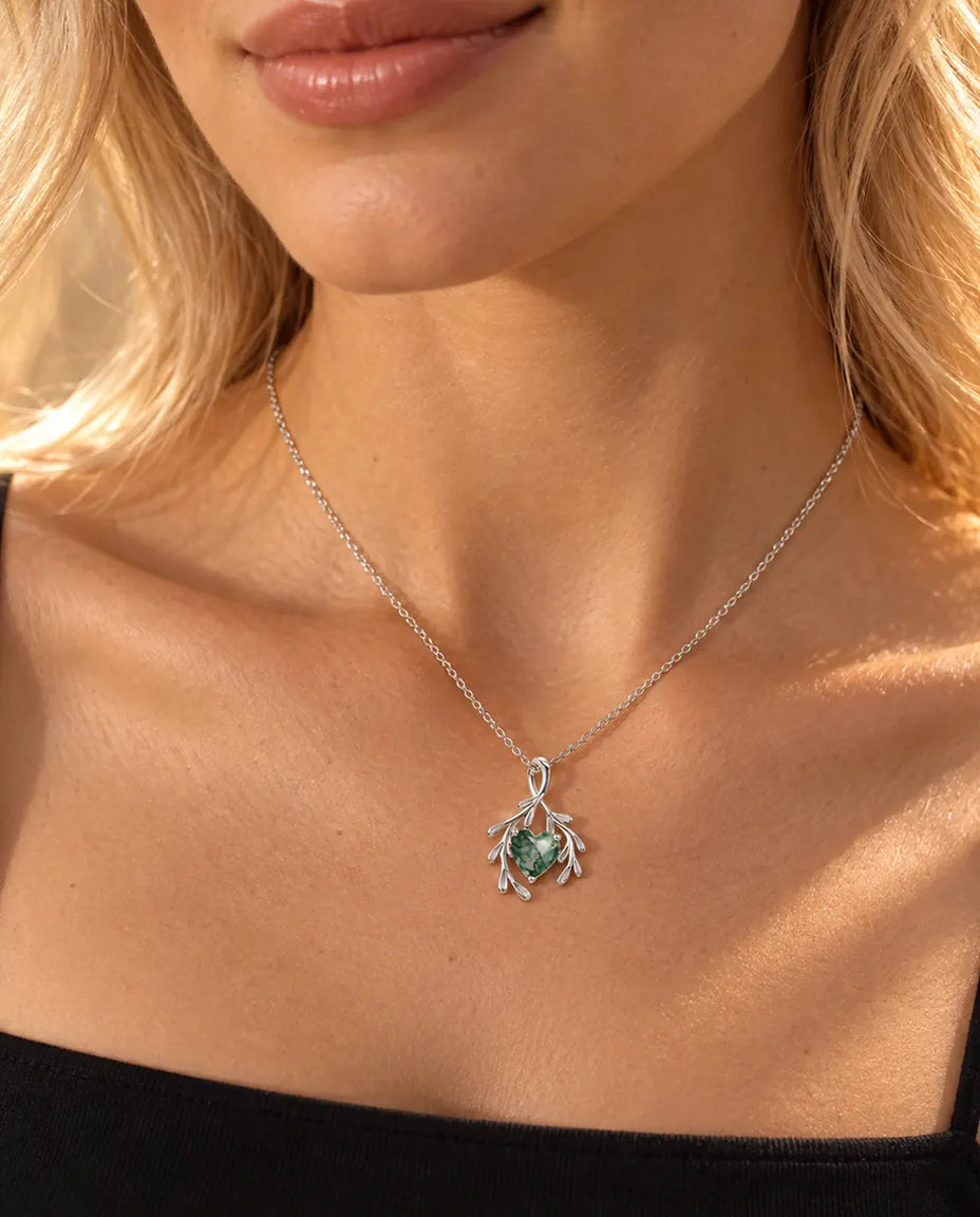 Collar de Ágata Musgosa Corazón y Ramas en Plata 925 - llevado por una modelo, primer plano en la clavícula