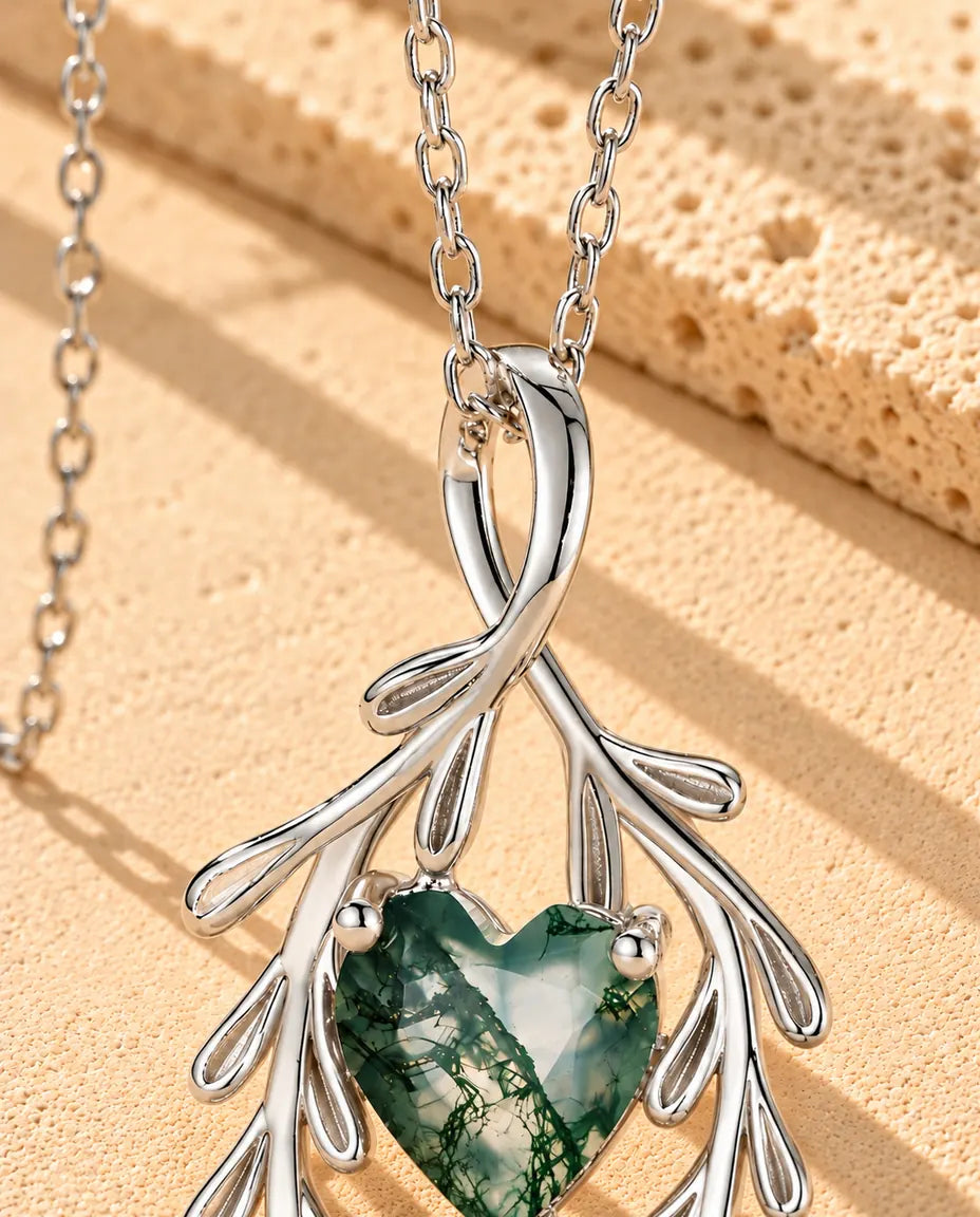 Collar de Ágata Musgosa Corazón y Ramas en Plata 925 - primer plano del ágata musgosa y su engaste