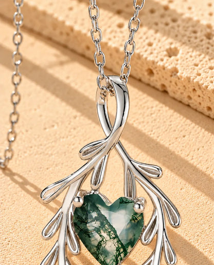 Collar de Ágata Musgosa Corazón y Ramas en Plata 925 - primer plano del ágata musgosa y su engaste