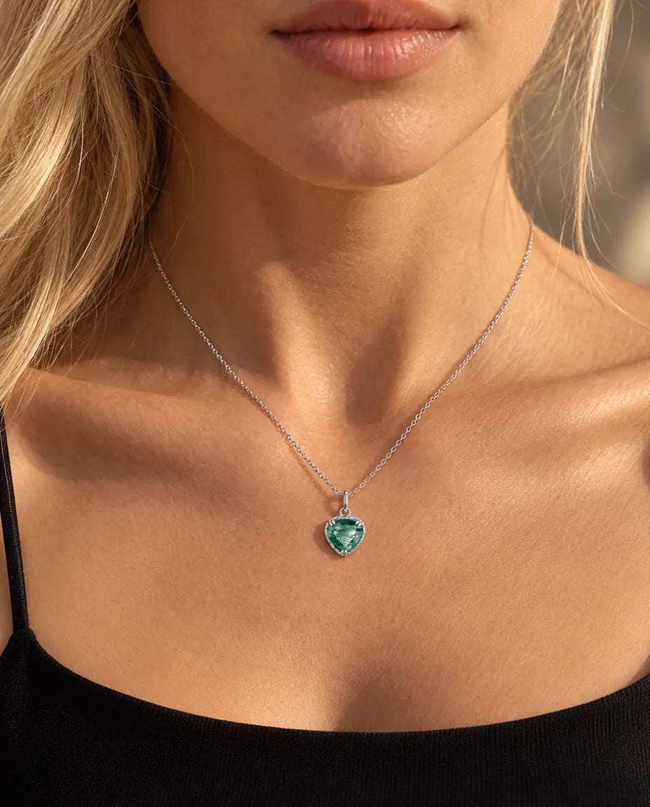 Collar Colgante Corazón de Ágata Musgosa en Plata 925 - llevado por una modelo, primer plano en la clavícula