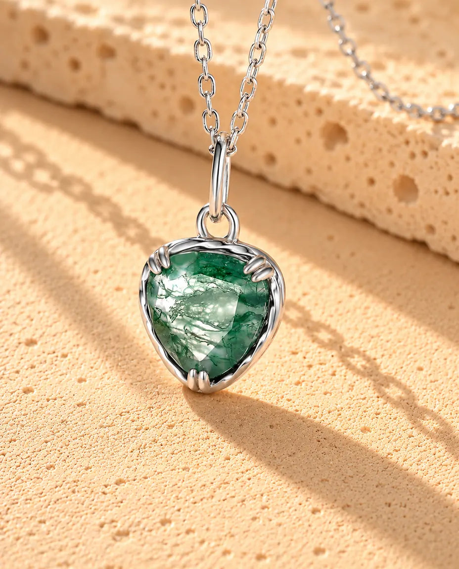Collar Colgante Corazón de Ágata Musgosa en Plata 925 - primer plano del ágata musgosa y su engaste