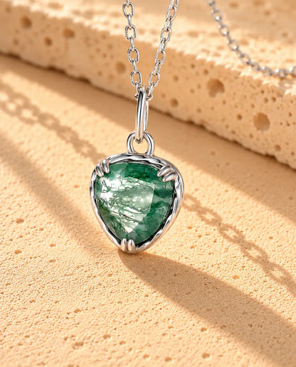Collar Colgante Corazón de Ágata Musgosa en Plata 925 - primer plano del ágata musgosa y su engaste