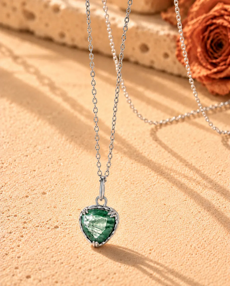 Collar Colgante Corazón de Ágata Musgosa en Plata 925 - visto en ángulo sobre una superficie clara con textura