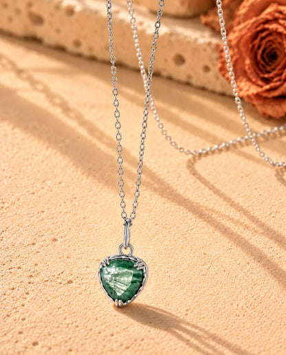 Collar Colgante Corazón de Ágata Musgosa en Plata 925 - visto en ángulo sobre una superficie clara con textura