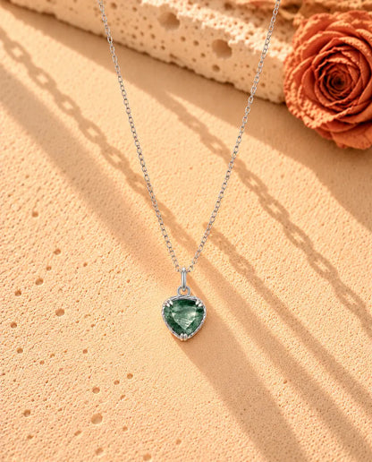 Collar Colgante Corazón de Ágata Musgosa en Plata 925 - el collar completo extendido en una larga V sobre una superficie clara con textura