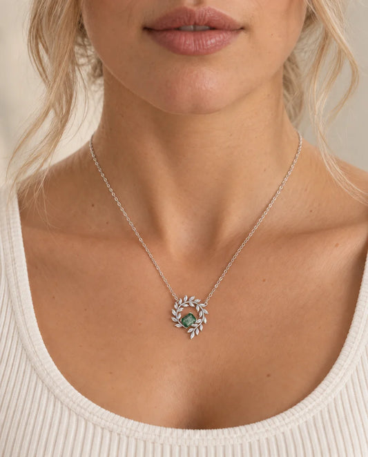 Collar de ágata musgosa - llevado por una modelo