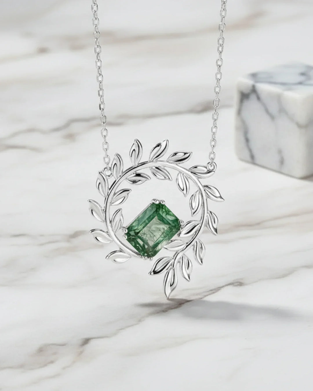 Collar de ágata musgosa – talla esmeralda dentro de una corona de hojas, plata de ley 925