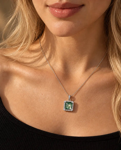 Collar de Ágata Musgosa Cuadrada en Plata 925 - llevado por una modelo, primer plano en la clavícula