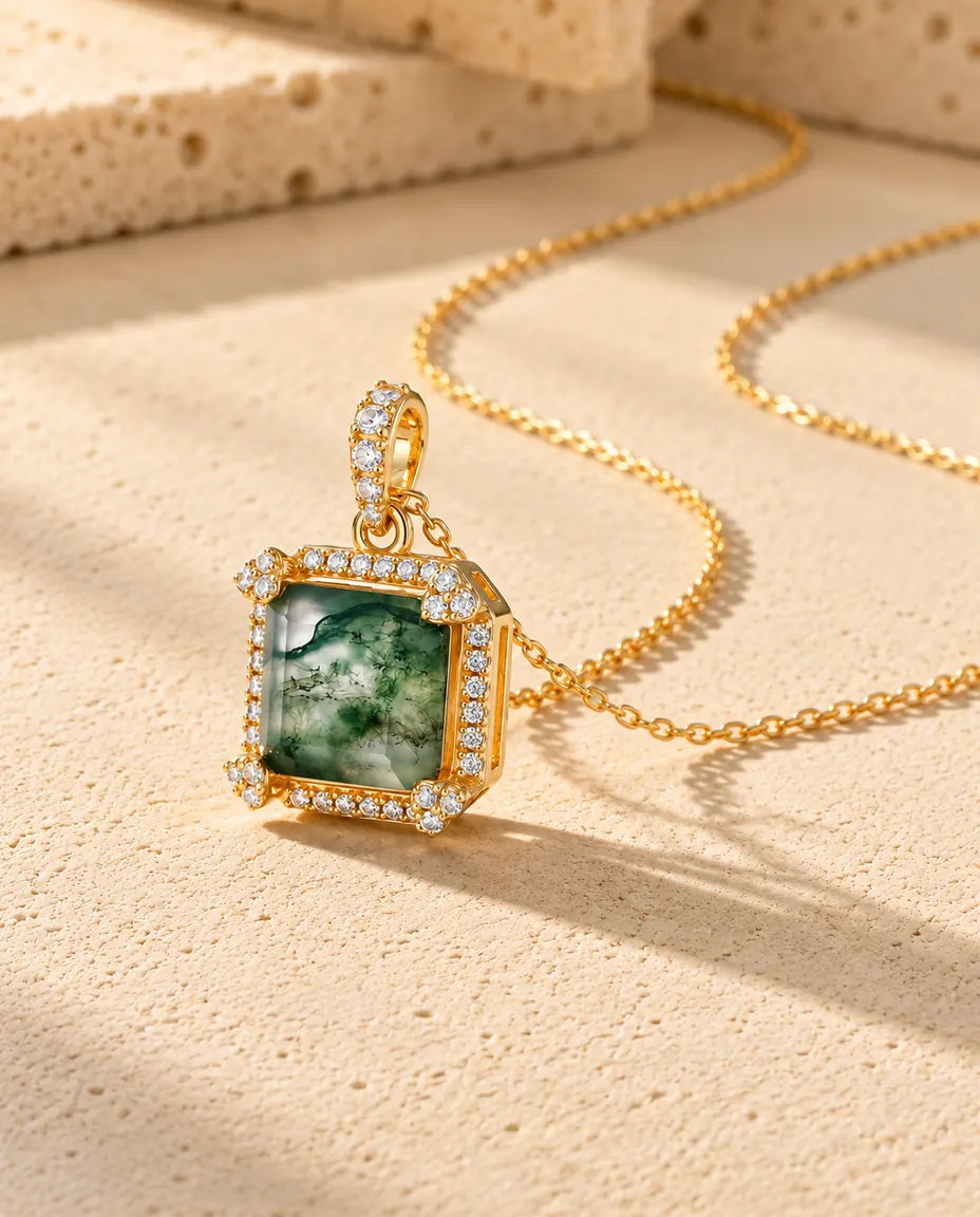 Collar de Ágata Musgosa Cuadrada en Plata 925 - versión dorada vista en ángulo con la cadena