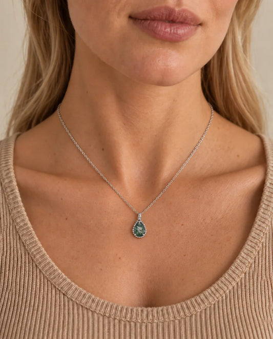 Collar de ágata musgosa - llevado por una modelo