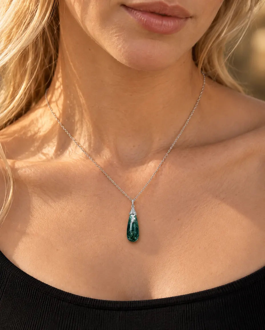 Collar de Ágata Musgosa en Forma de Gota en Plata 925 - llevado por una modelo, primer plano en la clavícula