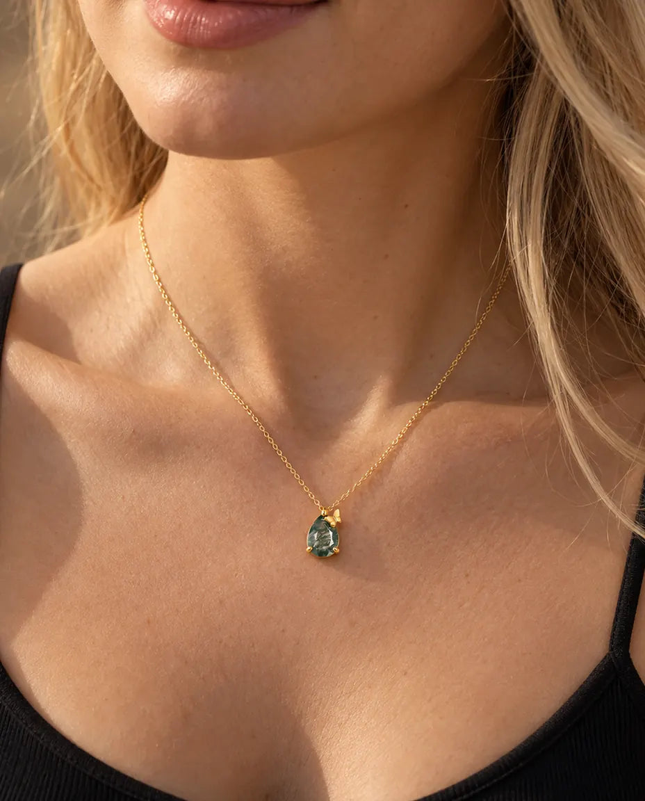 Collar de Ágata Musgosa en Forma de Gota en Plata 925 Chapada en Oro - llevado por una modelo, primer plano en la clavícula