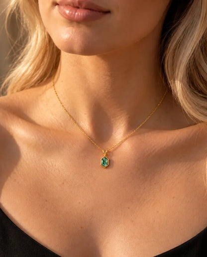 Collar de Ágata Musgosa Hexagonal en Plata 925 Chapada en Oro - llevado por una modelo, primer plano en la clavícula