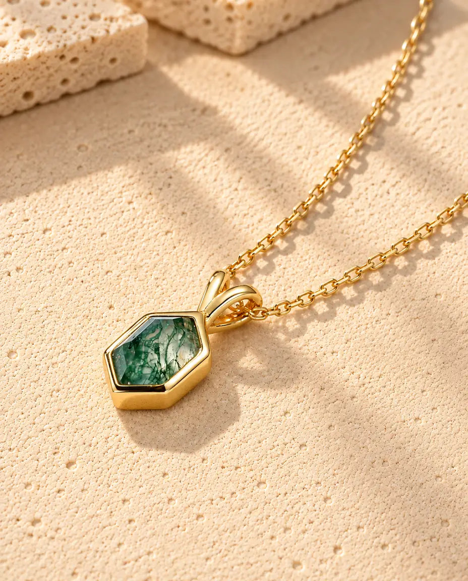 Collar de Ágata Musgosa Hexagonal en Plata 925 Chapada en Oro - tumbado sobre una superficie clara con textura