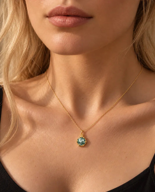 Collar de Ágata Musgosa Hexagonal en Plata 925 Chapada en Oro - llevado por una modelo, primer plano en la clavícula