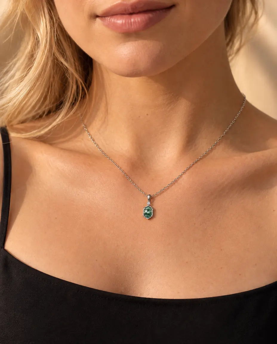 Collar de Ágata Musgosa Hexagonal en Plata 925 - llevado por una modelo, primer plano en la clavícula
