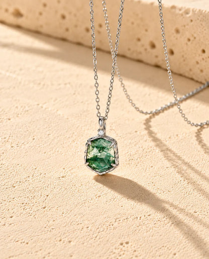 Collar de Ágata Musgosa Hexagonal en Plata 925 - visto en ángulo sobre una superficie clara con textura