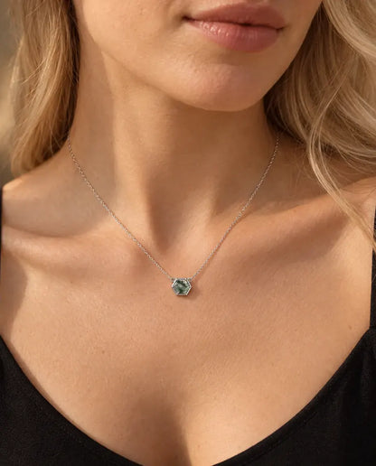 Collar de Ágata Musgosa Hexagonal en Plata 925 - llevado por una modelo, primer plano en la clavícula