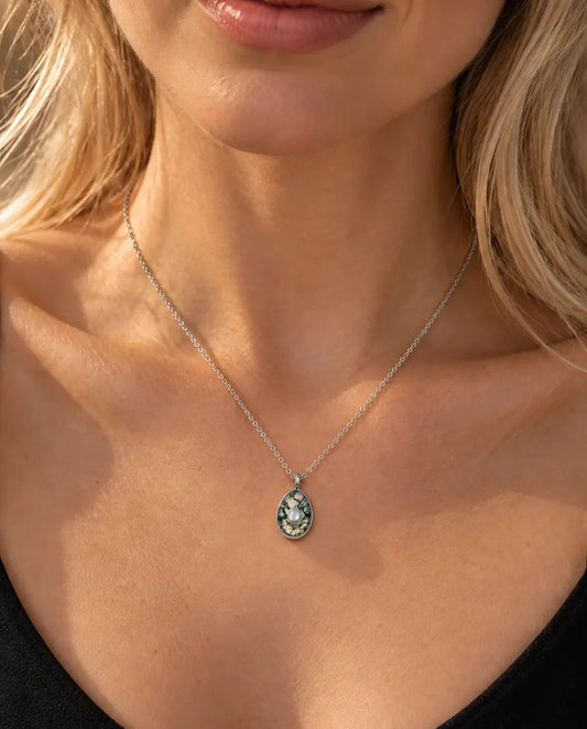 Collar de Ágata Musgosa en Forma de Huevo en Plata 925 - llevado por una modelo, primer plano en la clavícula