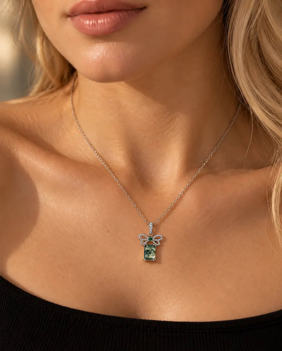 Collar de Ágata Musgosa Lazo en Plata 925 - llevado por una modelo, primer plano en la clavícula