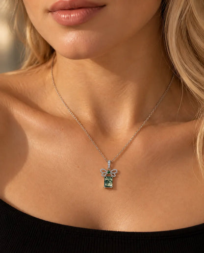 Collar de Ágata Musgosa Lazo en Plata 925 - llevado por una modelo, primer plano en la clavícula