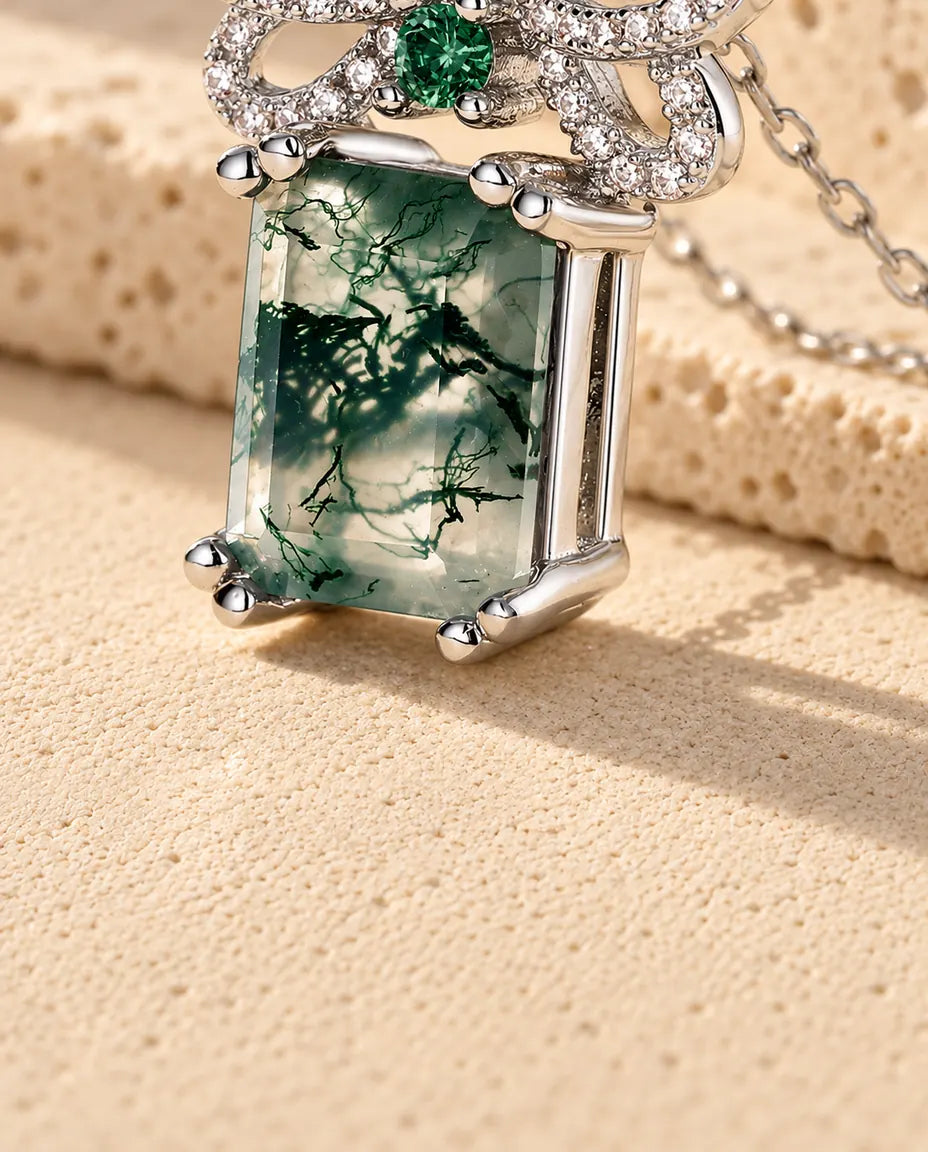 Collar de Ágata Musgosa Lazo en Plata 925 - vista en ángulo más cercana de las piedras