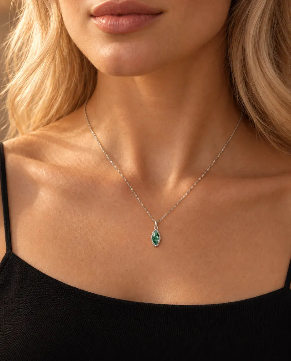 Collar de Ágata Musgosa Marquesa en Plata 925 - llevado por una modelo, primer plano en la clavícula