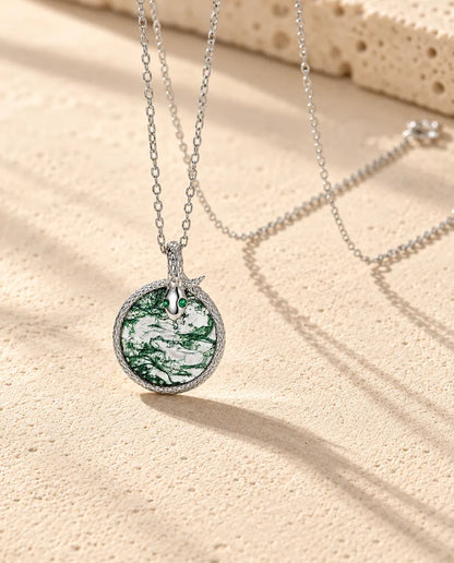 Collar de Ágata Musgosa Serpiente en Plata 925 - visto en ángulo sobre una superficie clara con textura