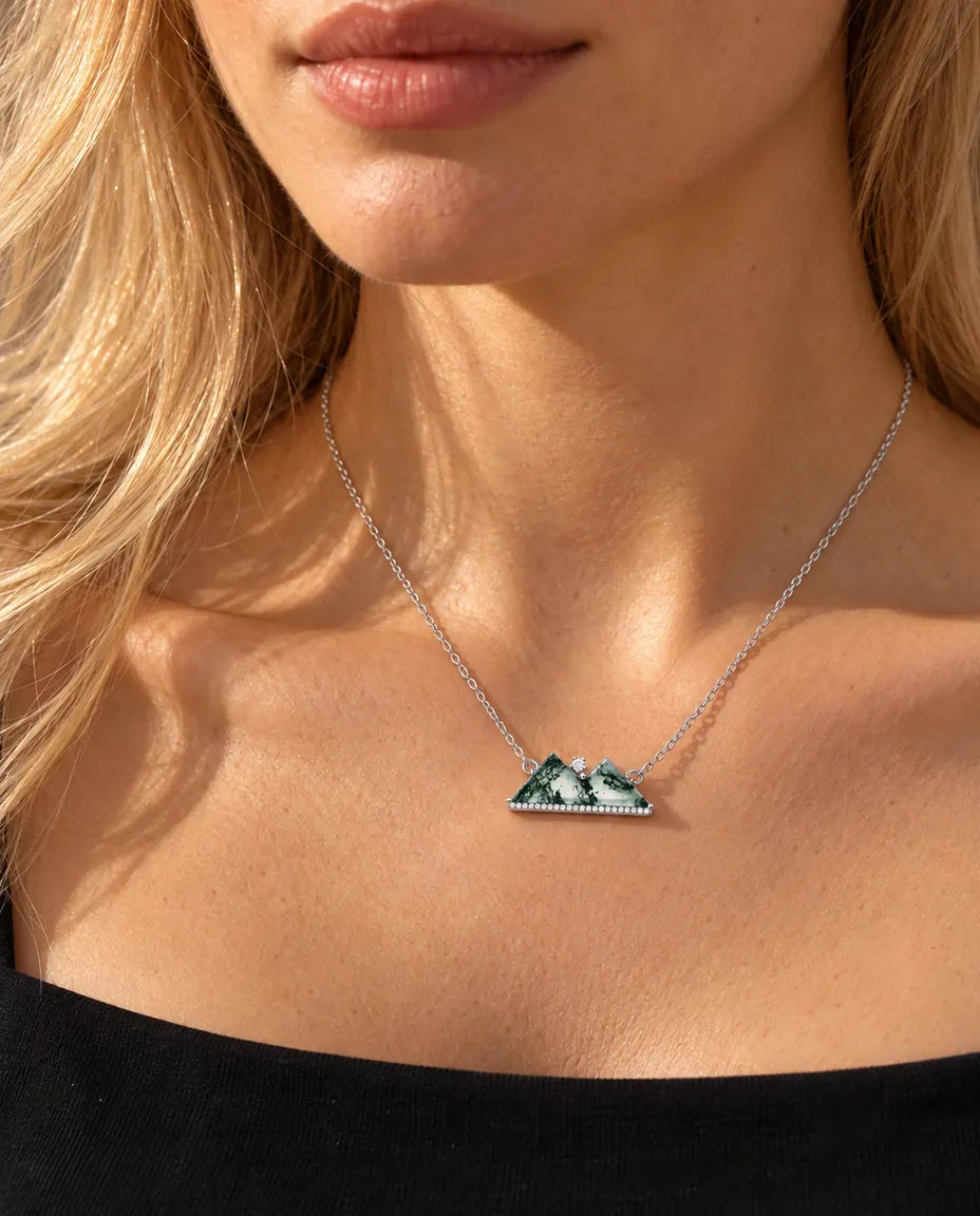 Collar Montaña de Ágata Musgosa en Plata 925 - llevado por una modelo, primer plano en la clavícula