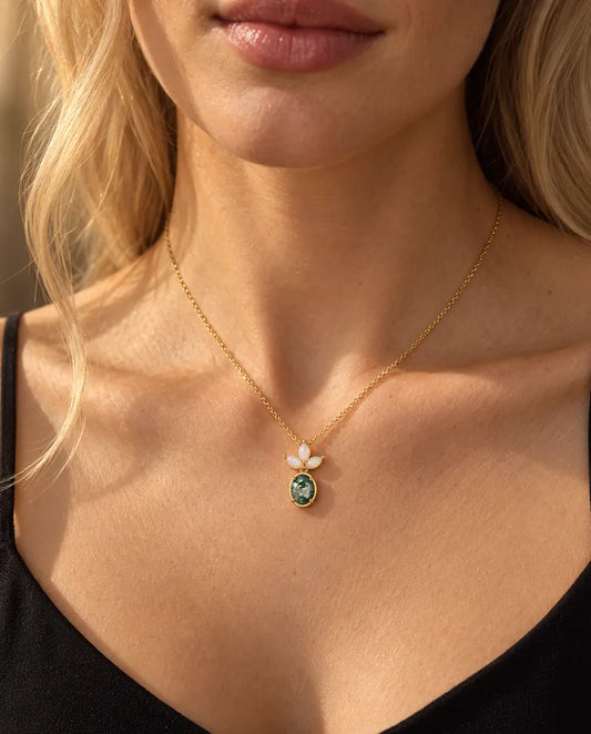 Collar de Ágata Musgosa y Ópalo en Plata 925 Chapada en Oro - llevado por una modelo, primer plano en la clavícula