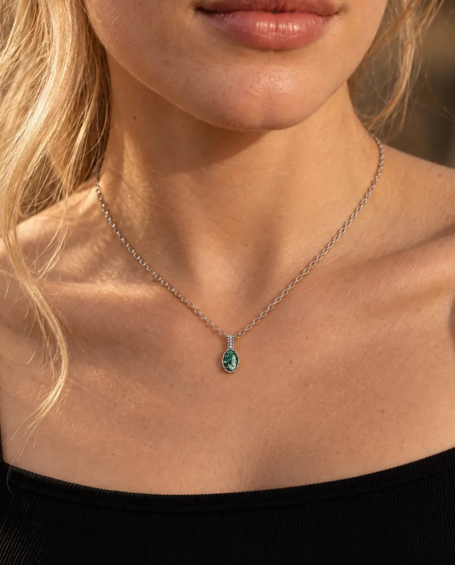Collar de Ágata Musgosa Ovalada en Plata 925 - llevado por una modelo, primer plano en la clavícula