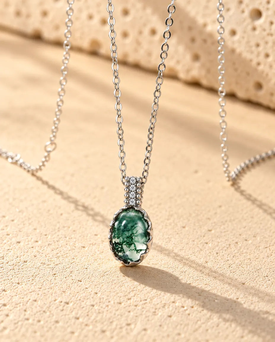Collar de Ágata Musgosa Ovalada en Plata 925 - visto en ángulo sobre una superficie clara con textura
