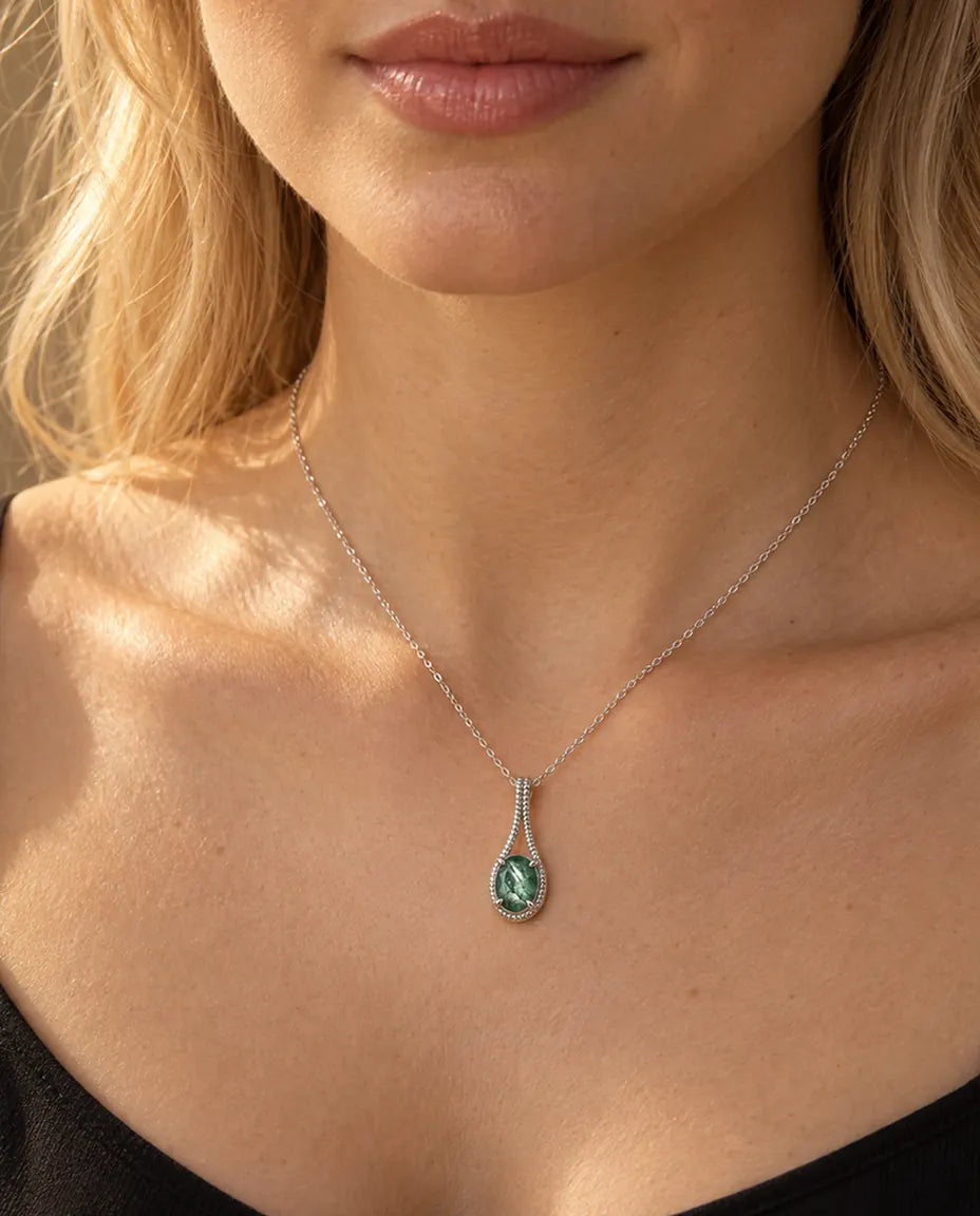 Collar de Ágata Musgosa Ovalada en Plata 925 - llevado por una modelo, primer plano en la clavícula