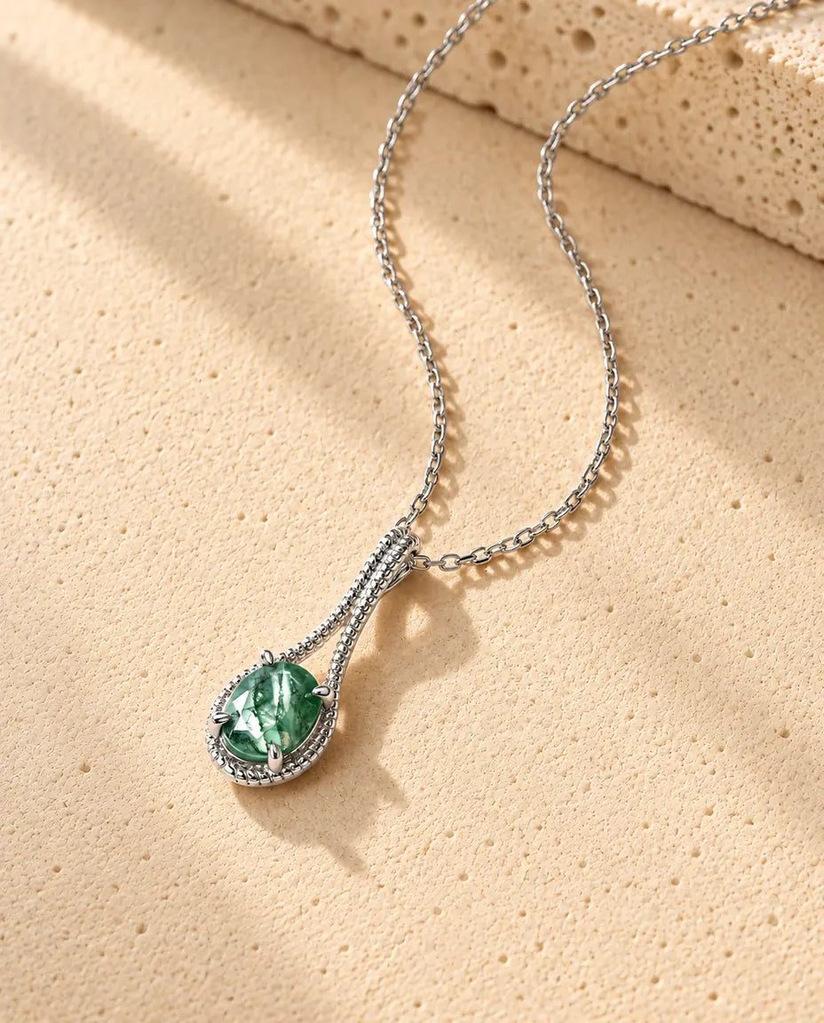 Collar de Ágata Musgosa Ovalada en Plata 925 - visto en ángulo sobre una superficie clara con textura