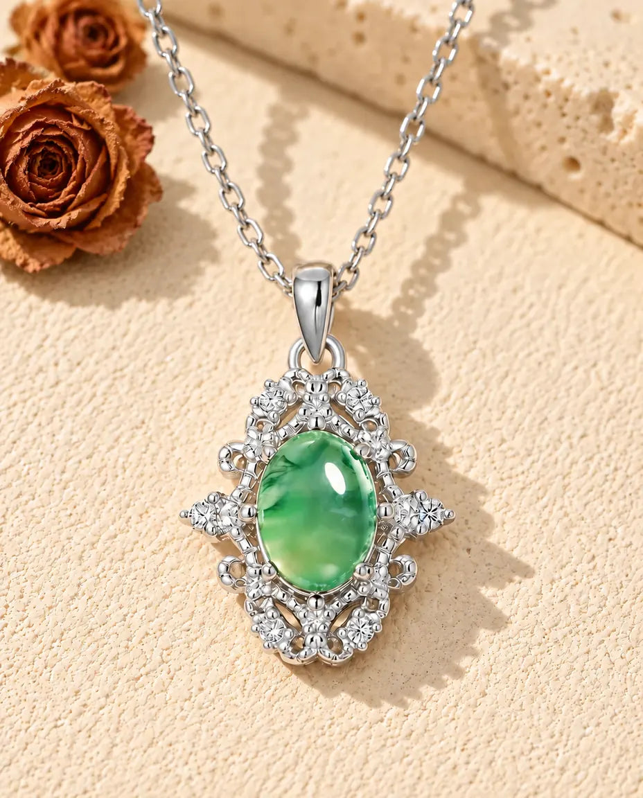 Collar de Ágata Musgosa Ovalada en Plata 925 - sobre una superficie clara con textura junto a un bloque de travertino
