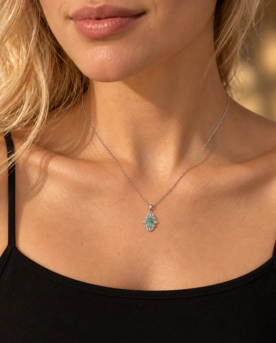 Collar de Ágata Musgosa Ovalada en Plata 925 - llevado por una modelo, primer plano en la clavícula