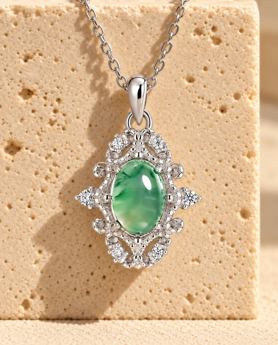 Collar de Ágata Musgosa Ovalada en Plata 925 - colgado sobre un bloque de travertino