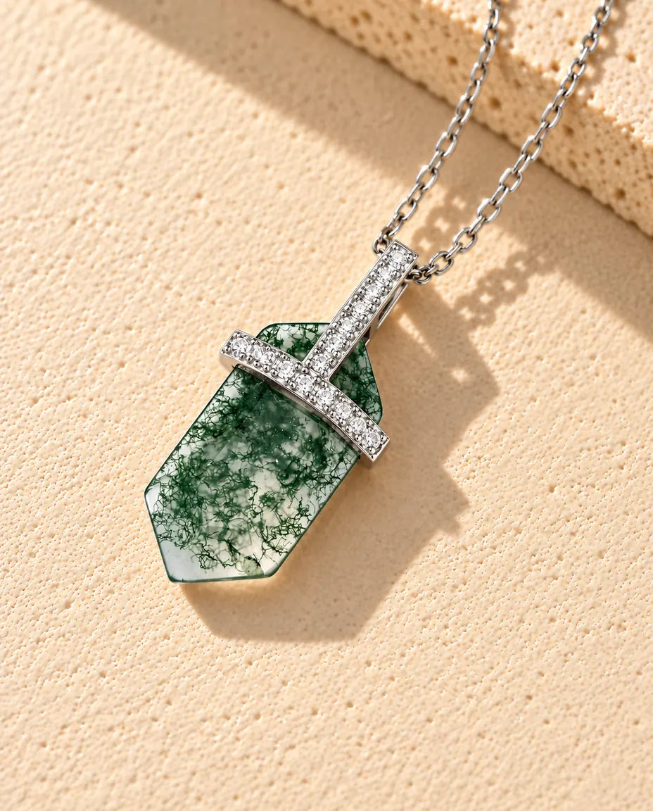 Collar de Ágata Musgosa Hexagonal en Plata 925 - primer plano del ágata musgosa y su engaste