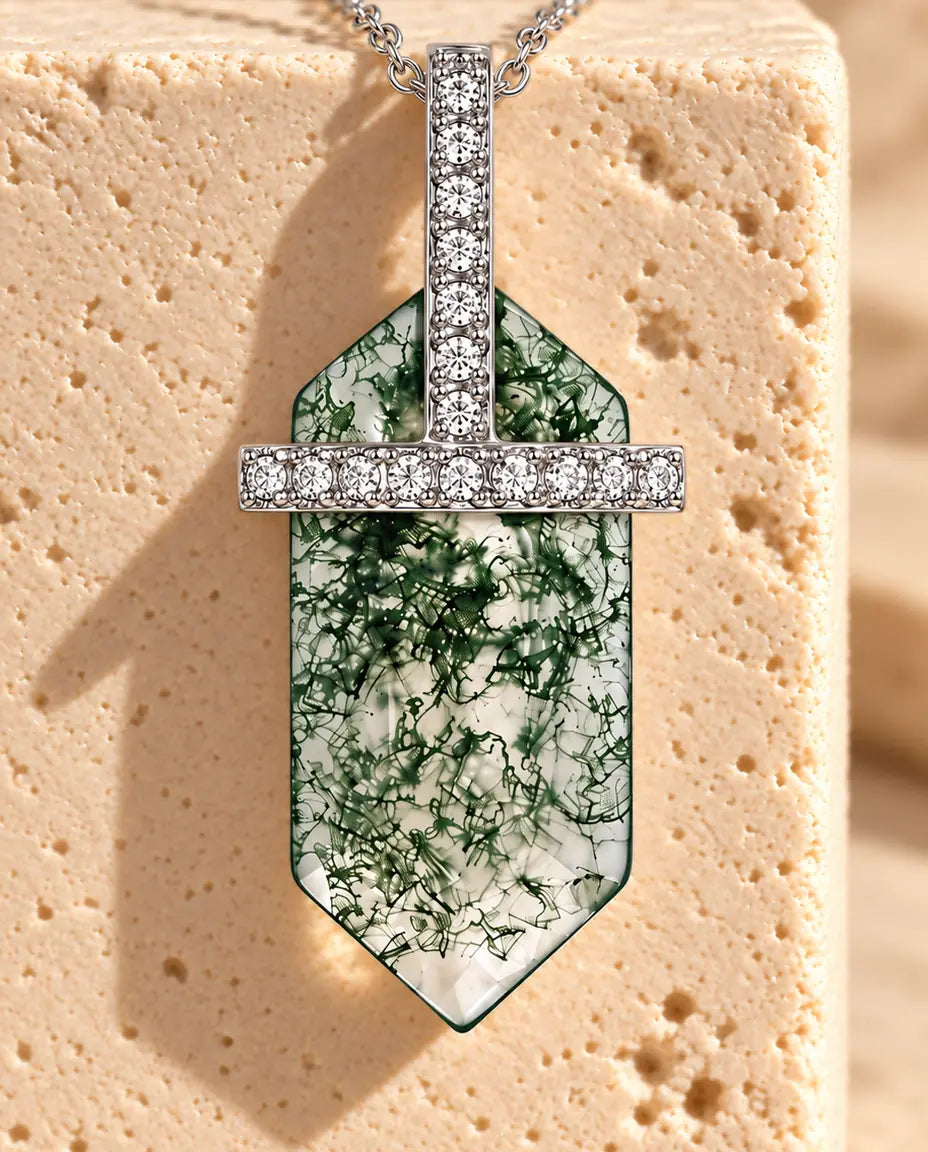 Collar de Ágata Musgosa Hexagonal en Plata 925 - colgado sobre un bloque de travertino