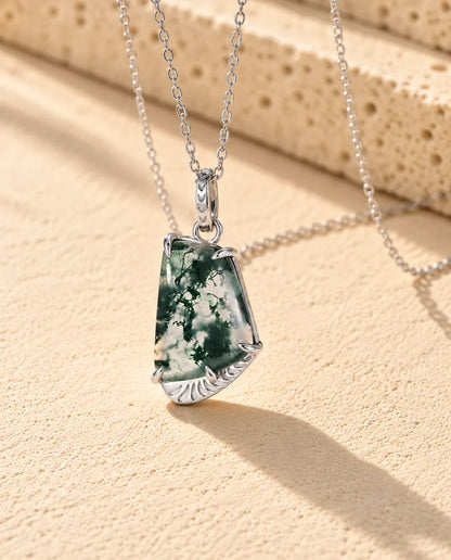 Collar de Ágata Musgosa Forma Libre en Plata 925 - visto en ángulo sobre una superficie clara con textura