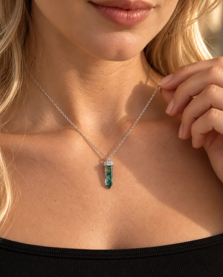 Collar de Ágata Musgosa Punta en Plata 925 - llevado por una modelo que sujeta la cadena con la punta de los dedos