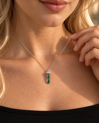 Collar de Ágata Musgosa Punta en Plata 925 - llevado por una modelo que sujeta la cadena con la punta de los dedos