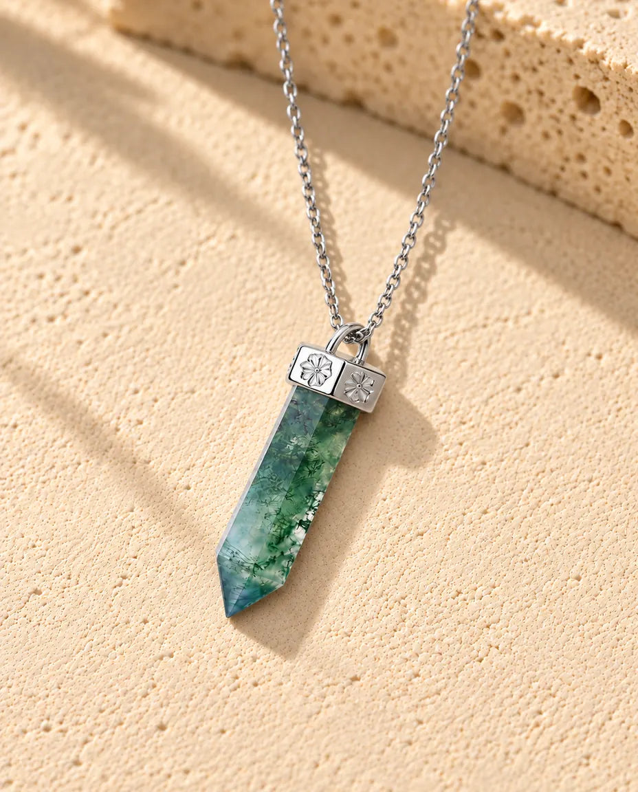 Collar de Ágata Musgosa Punta en Plata 925 - visto en ángulo sobre una superficie clara con textura