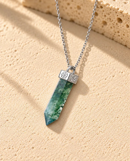 Collar de Ágata Musgosa Punta en Plata 925 - visto en ángulo sobre una superficie clara con textura