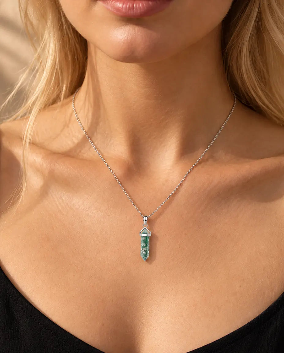 Collar de Ágata Musgosa Punta Hexagonal en Plata 925 - llevado por una modelo, primer plano en la clavícula