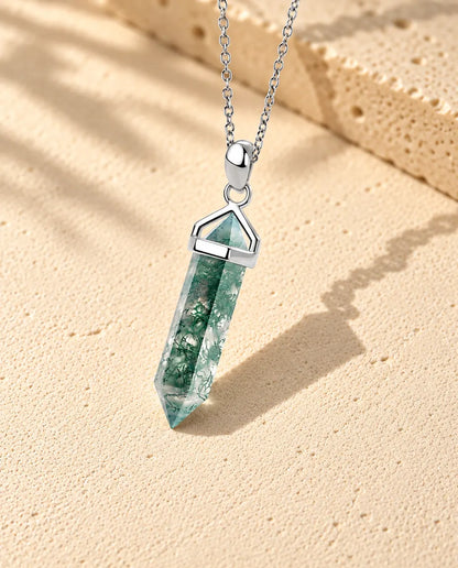 Collar de Ágata Musgosa Punta Hexagonal en Plata 925 - visto en ángulo sobre una superficie clara con textura