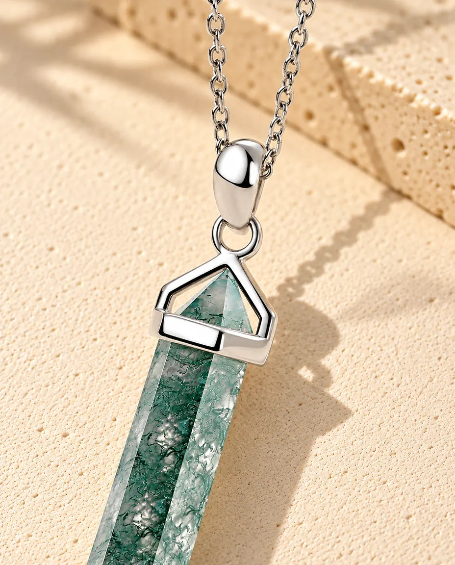 Collar de Ágata Musgosa Punta Hexagonal en Plata 925 - primer plano del ágata musgosa y su engaste