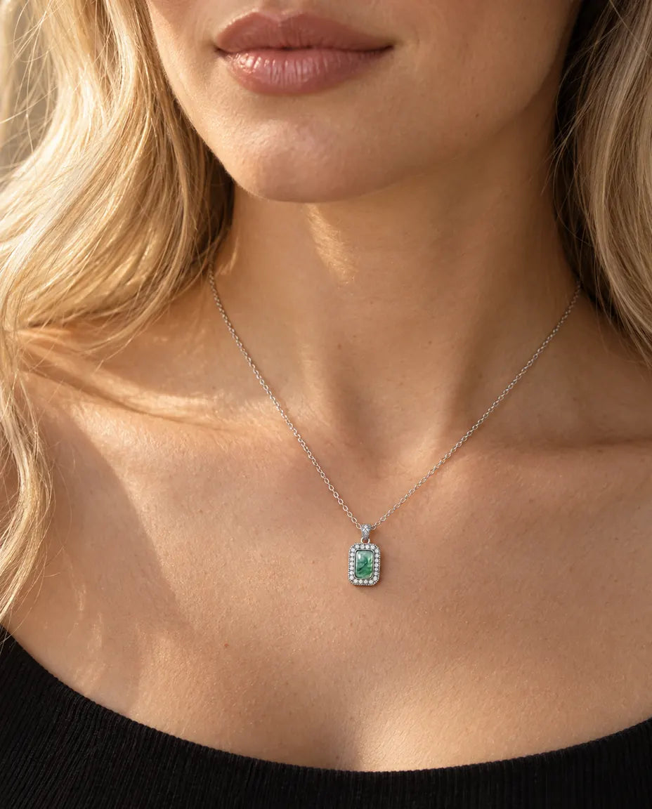 Collar de Ágata Musgosa Halo en Plata 925 - llevado por una modelo, primer plano en la clavícula
