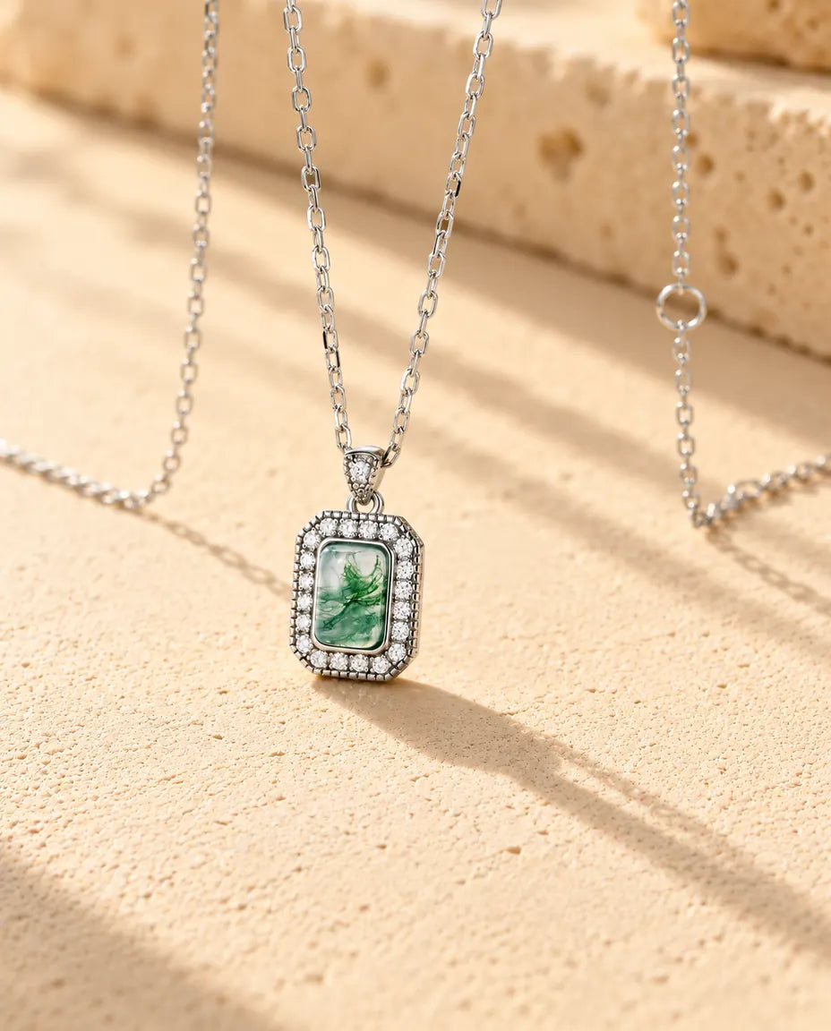 Collar de Ágata Musgosa Halo en Plata 925 - visto en ángulo sobre una superficie clara con textura