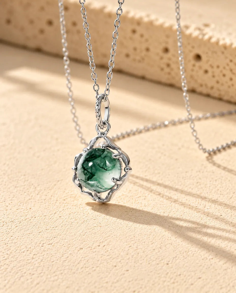 Collar de Ágata Musgosa Redonda en Plata 925 - visto en ángulo sobre una superficie clara con textura